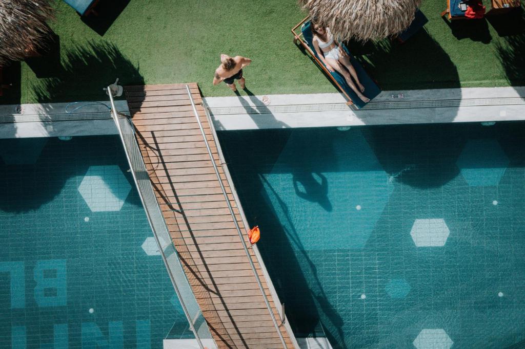 Baseins ar koka tiltu un atpūtas zonu pie Infinity Blue Boutique