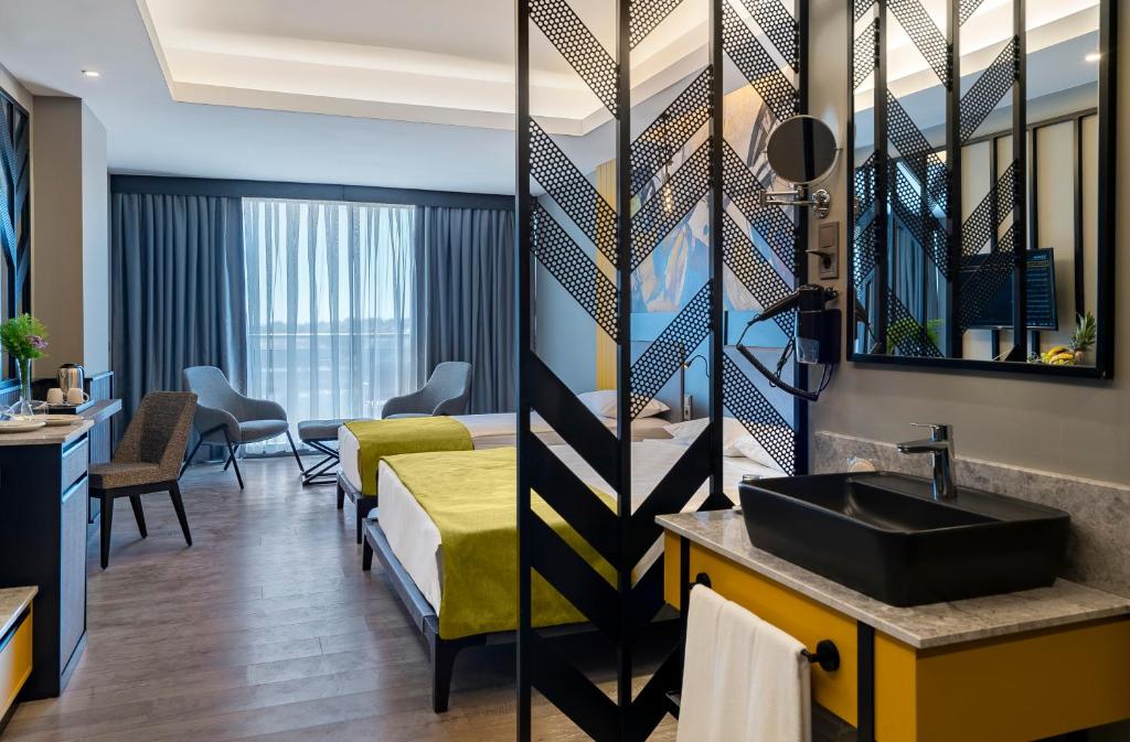 Mūsdienīgs numurs ar skatu uz dabu, Arnor De Luxe Hotel & Spa.