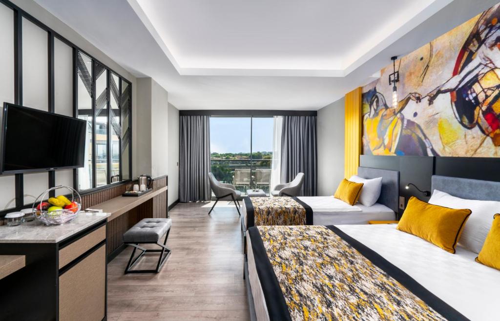 Moderns numurs ar divām gultām un balkonu Arnor De Luxe Hotel & Spa