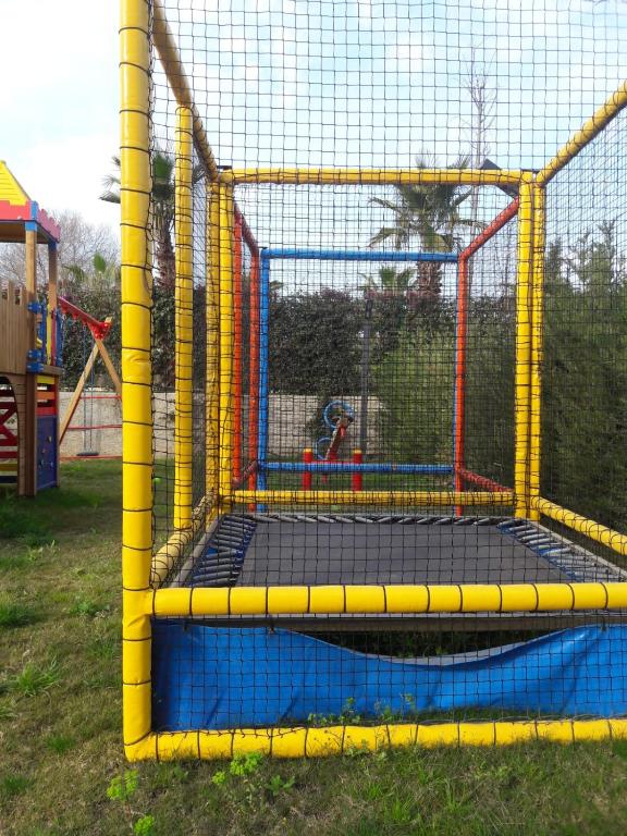 Trampolīns bērniem pie Arnor De Luxe Hotel & Spa, drošā vidē.