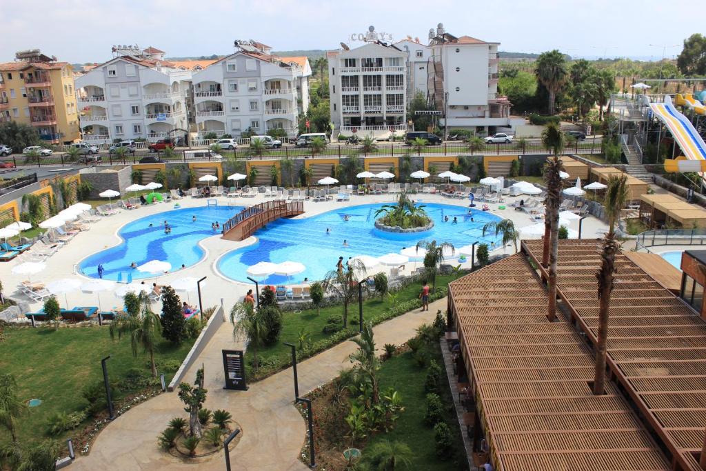 Ainava ar peldbaseinu un sauļošanās gultām Arnor De Luxe Hotel & Spa