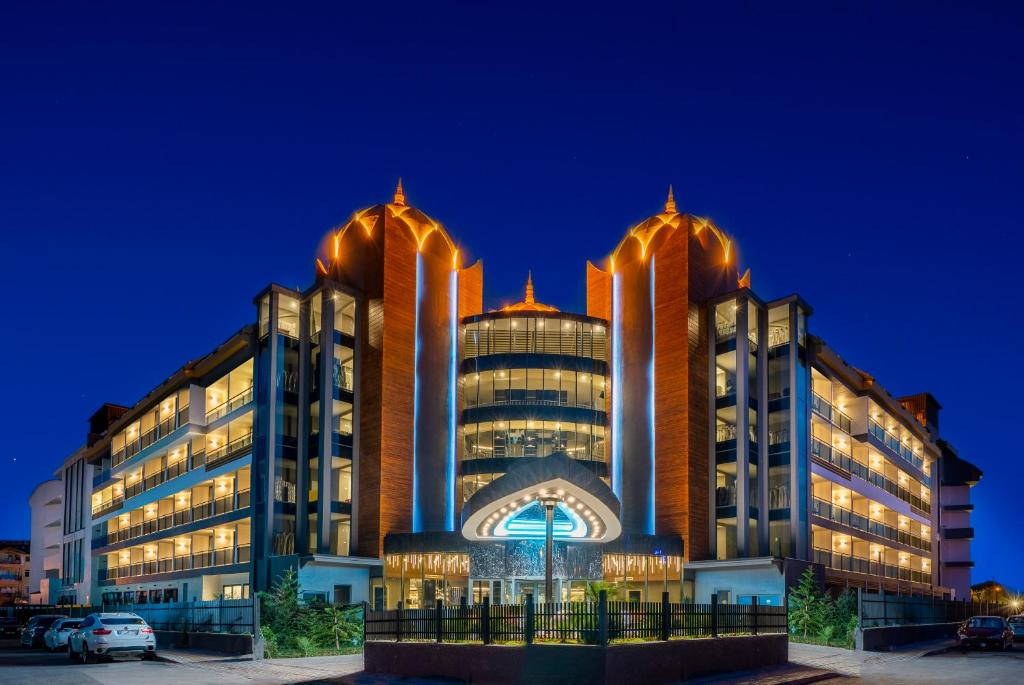Arnor De Luxe Hotel & Spa moderna arhitektūra piekrastē naktī.