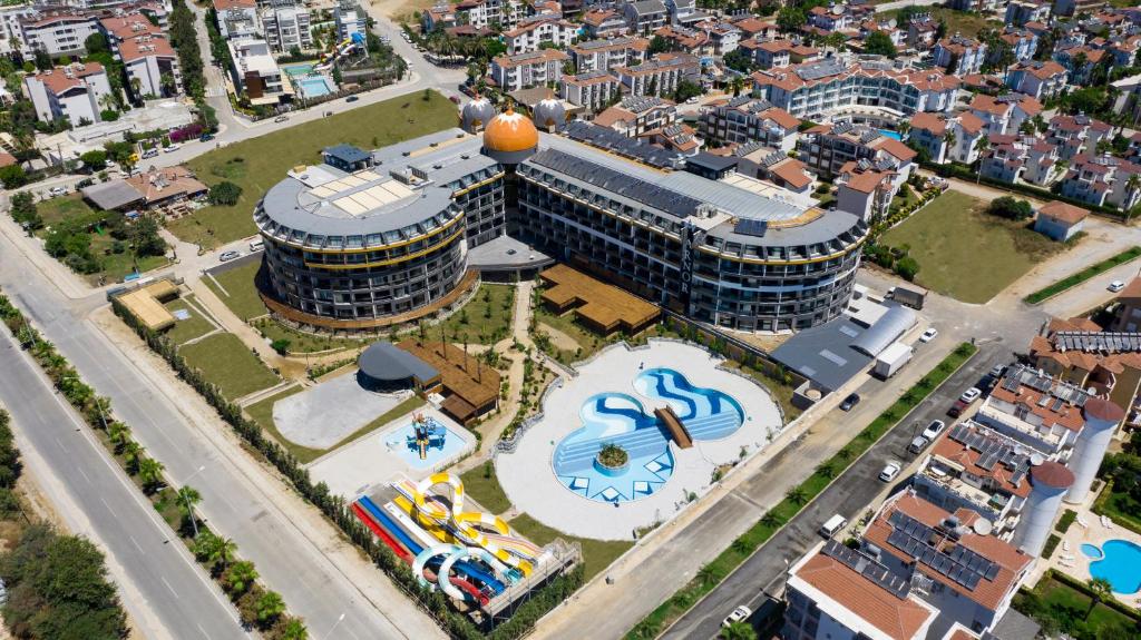 Aviācijas skats uz Arnor De Luxe Hotel & Spa ar baseinu un ūdens atrakcijām.