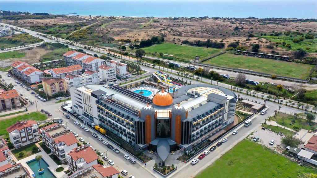 Arnor De Luxe Hotel & Spa skats uz viesnīcu piekrastē ar baseinu un apkārtējiem namiem.