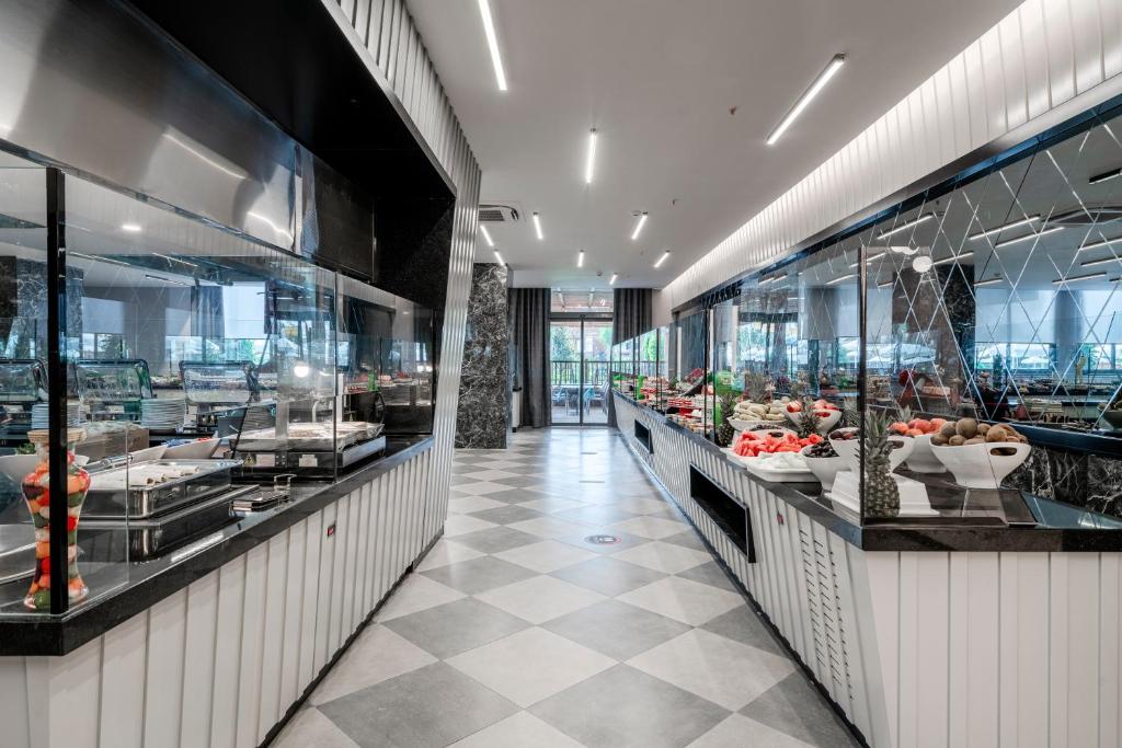 Mūsdienīgs bufetes restorāns Arnor De Luxe Hotel & Spa ar svaigiem augļiem.