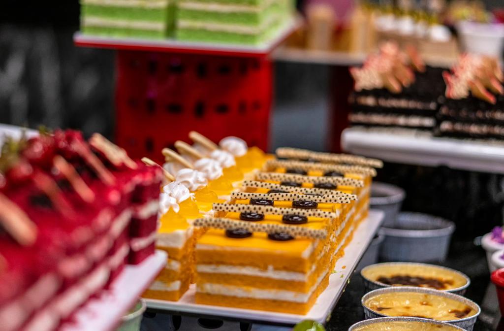 Krāsaini deserti viesnīcā Arnor De Luxe Hotel & Spa, iekļaujot kūkas un saldumus.