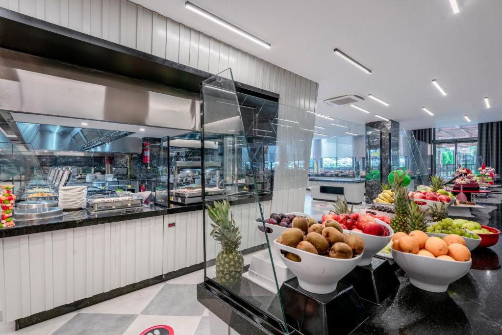 Viesnīcas Arnor De Luxe Hotel & Spa bufete ar dažādiem augļiem un ēdieniem