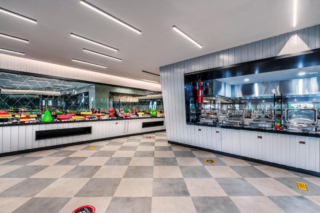 Mūsdienīgs bufetes galds Arnor De Luxe Hotel & Spa ar elegantu dizainu