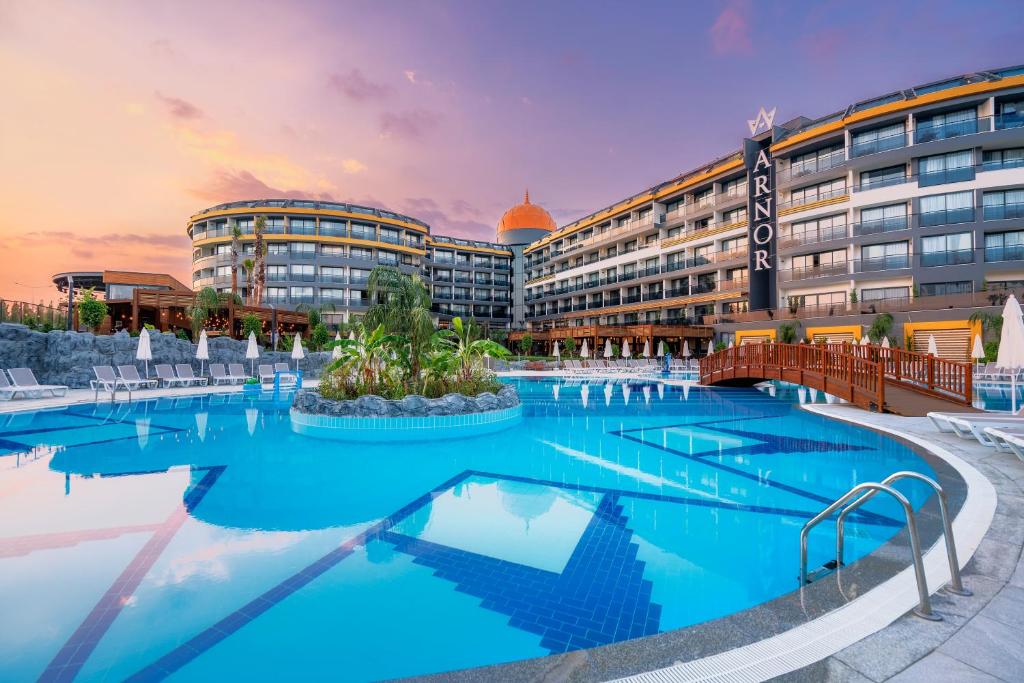 Ainava pie Arnor De Luxe Hotel & Spa ar baseinu un saulessargiem