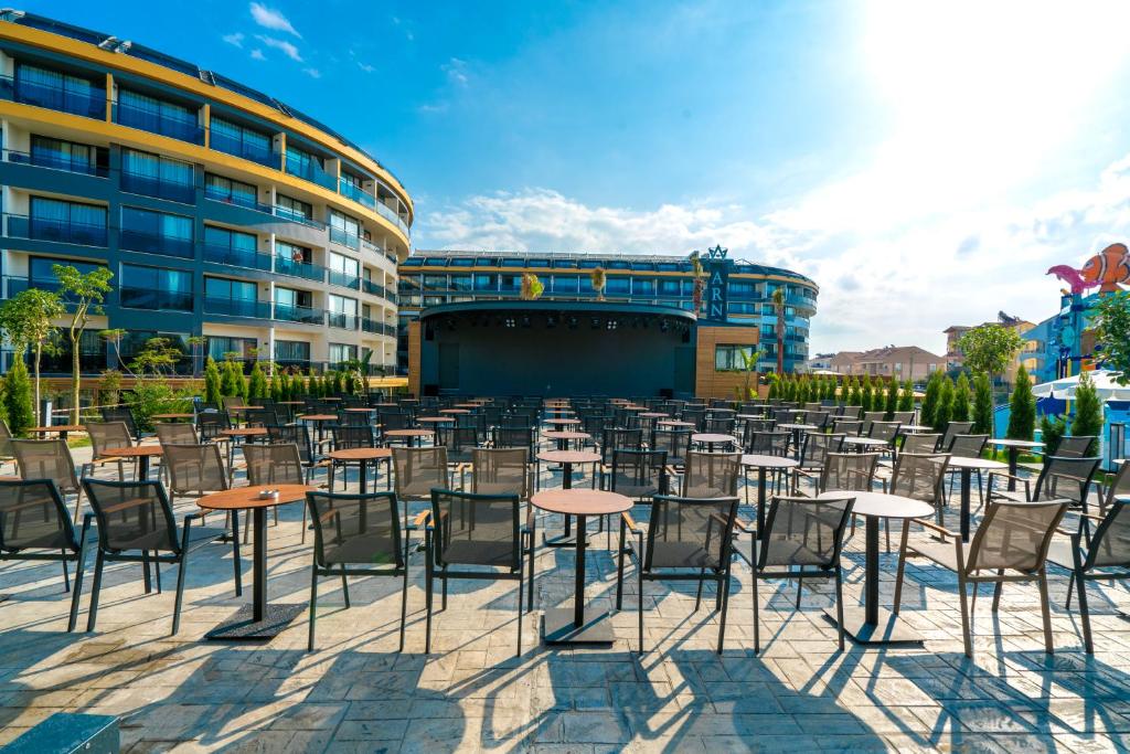 Āra terase ar galdiem pie Arnor De Luxe Hotel & Spa
