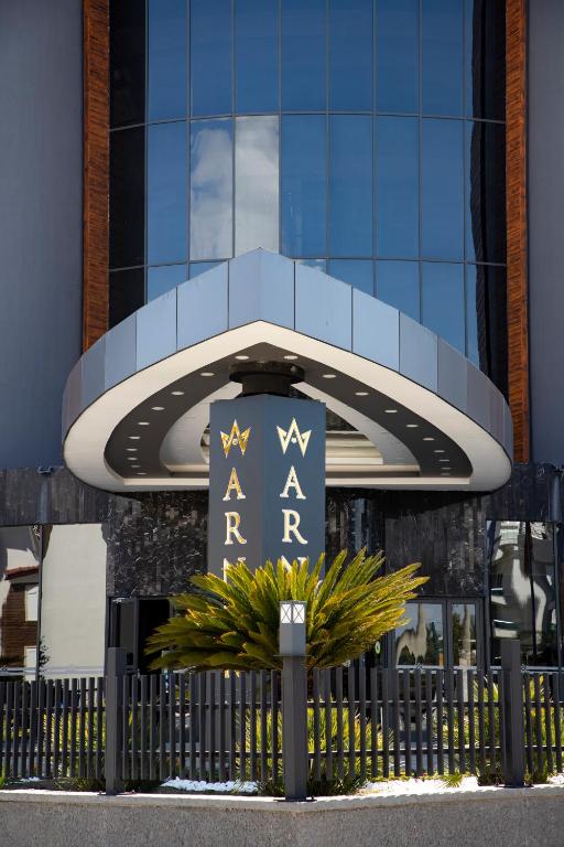 Arnor De Luxe Hotel & Spa ieeja ar modernu arhitektūru un zaļumiem