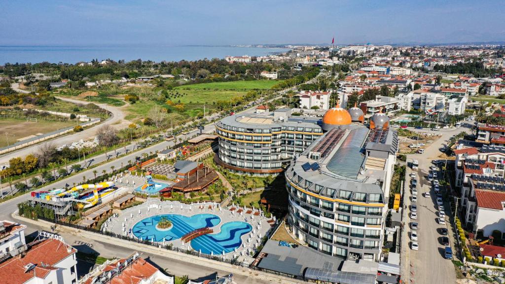 Skats uz Arnor De Luxe Hotel & Spa ar baseinu un piekrastes ainavu