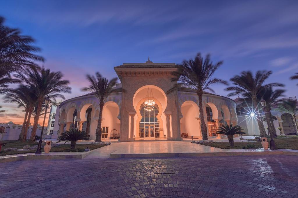 Old Palace Resort Sahl Hasheesh arhitektūra piekrastē saulrietā