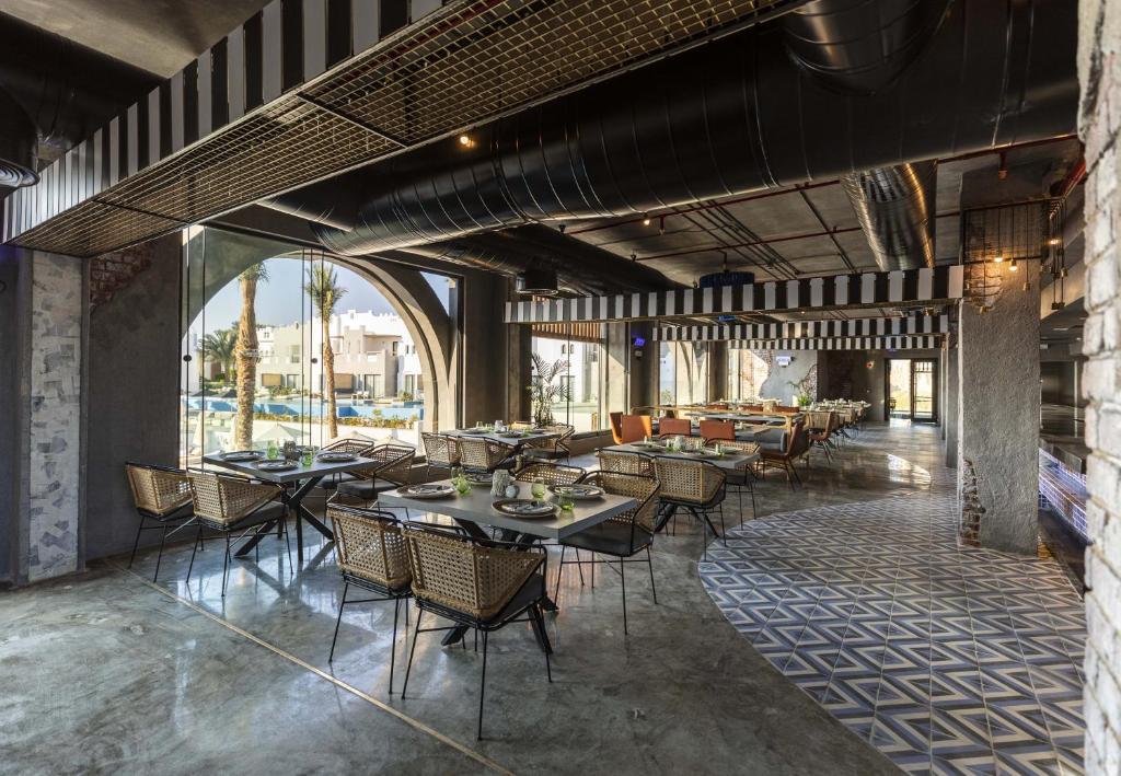 Restorāns Sunrise Tucana Resort ar mūsdienīgu interjeru un skatu uz baseinu.