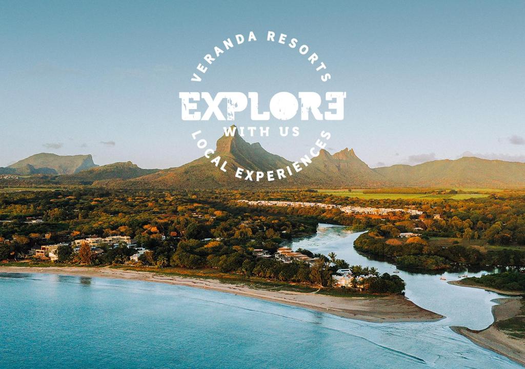 Veranda Tamarin Hotel & Spa panorāmas skats uz kalniem un piekrasti