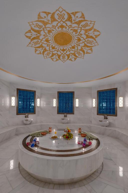 Rixos Premium Tekirova spa atklātā pirts ar elegantu dekoru
