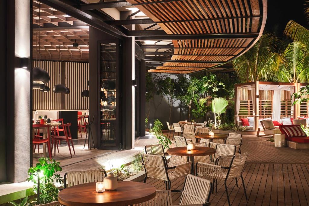 LUX* Grand Baie restorāna āra terase ar elegantām mēbelēm