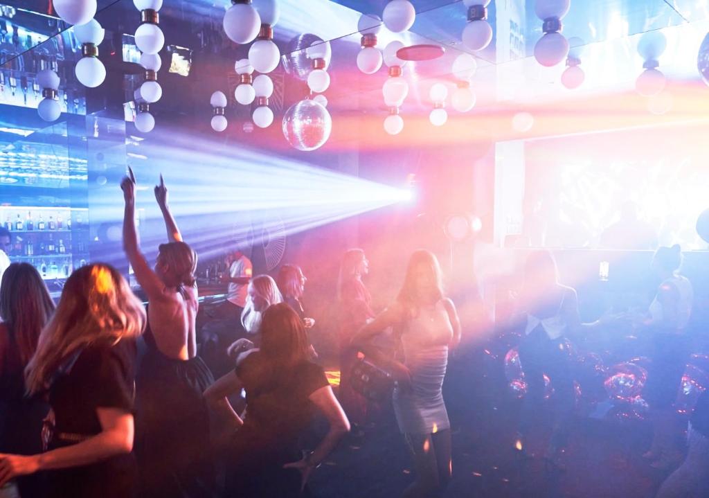 Viesnīcas LUX* Grand Baie naktsklubs ar dejotājiem un gaismu efektiem.