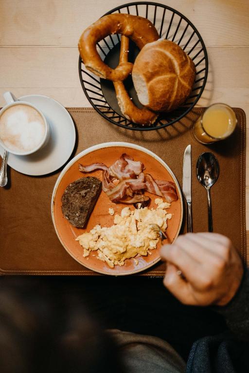 Brokaņu plate ar omleti, speķi un maizi, kopā ar kafiju un sulīgu maizīti. Ideāla rīta maltīte.