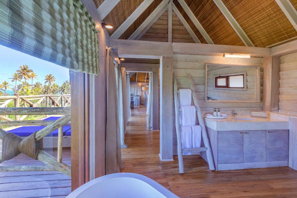 Melia Zanzibar numurs ar skatu uz okeānu un koka interjeru.