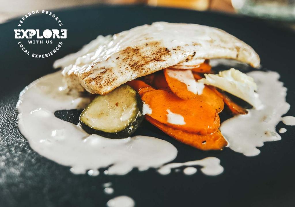 Gurķi un burkāni ar ceptu zivju fileju un krēmīgu mērci Veranda Tamarin Hotel & Spa