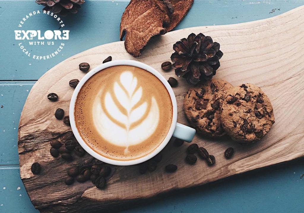 Kafija ar latte mākslu un cepumi pie Veranda Tamarin Hotel & Spa