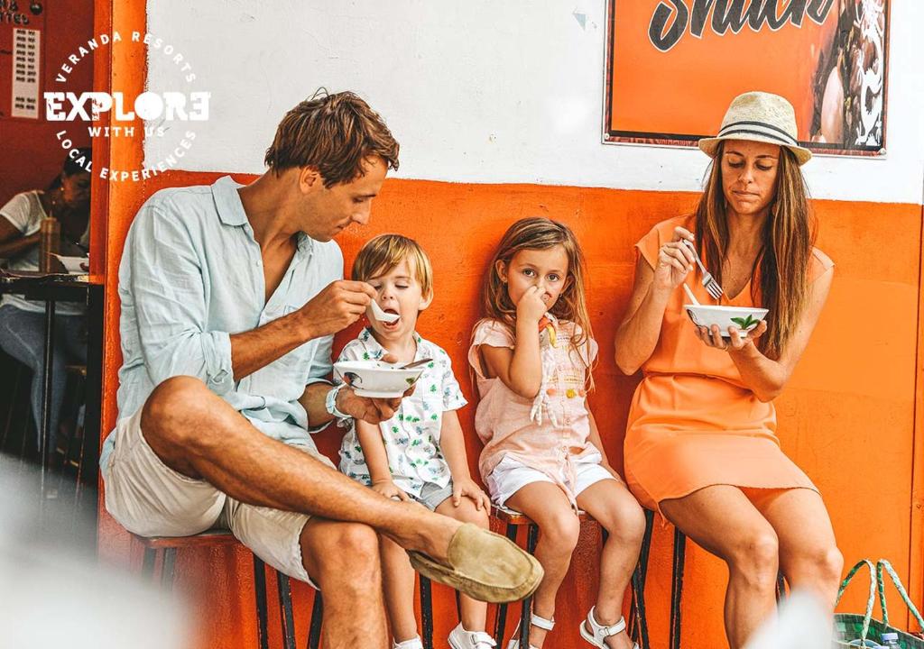 Ģimene bauda vietējos ēdienus Veranda Tamarin Hotel & Spa.