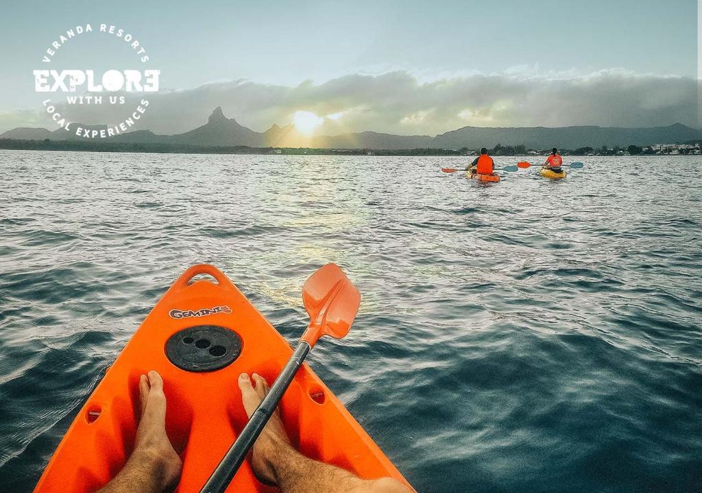 Kajaks pie Veranda Tamarin Hotel & Spa ar skatu uz saulrietu.