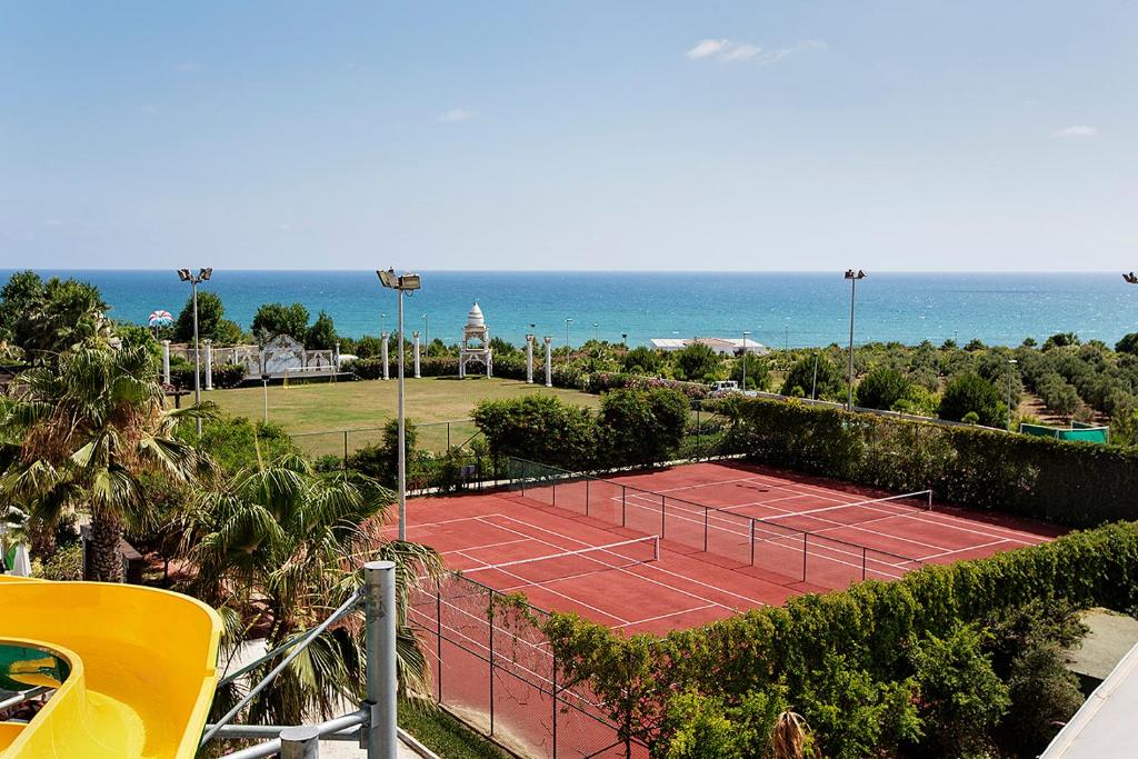 Tenisa korts un skats uz jūru pie Alba Resort Hotel