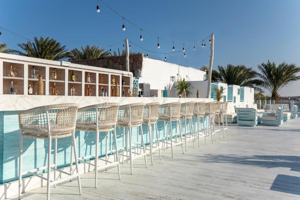 Piekrastes bārs Sunrise Tucana Resort ar atvērtu terasi un palmām