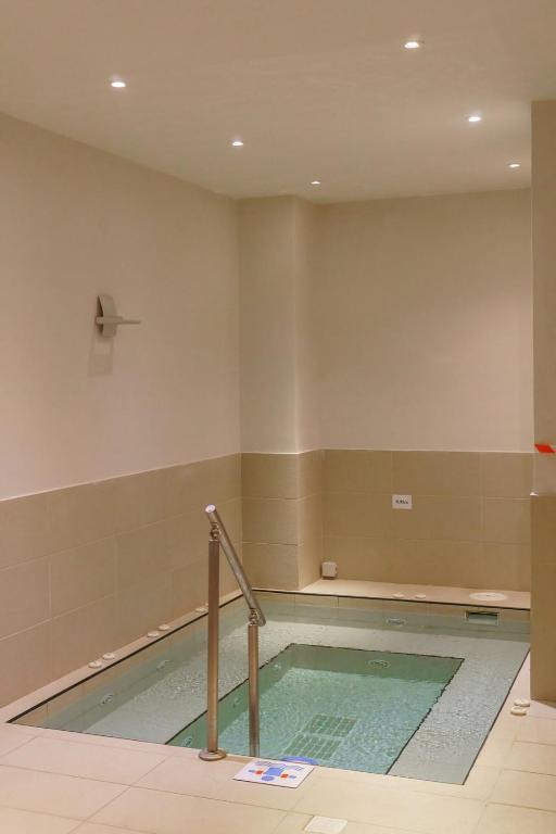 Relaksējoša, moderna spa zona ar burbuļvannu un minimālistisku interjeru. Ideāla vieta atpūtai un relaksācijai.