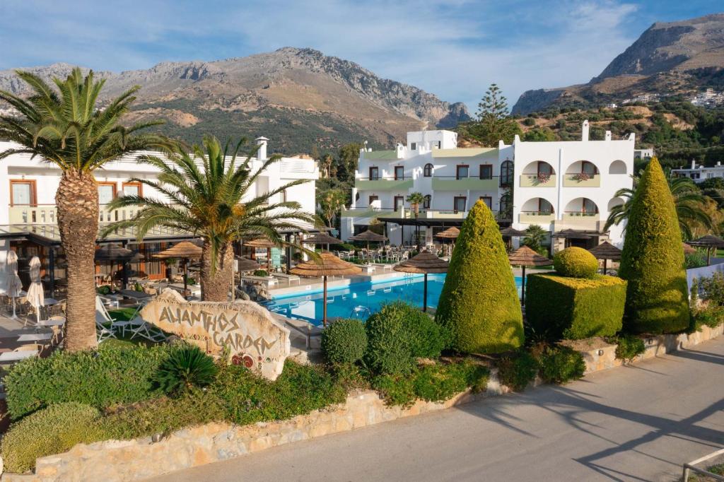 Viesnīca ar baseinu un sulīgiem zaļumiem, izvietota kalnu ainavā, piedāvā relaksējošu atmosfēru. Apkārt baseinam ir saulessargi un atpūtas zonas.