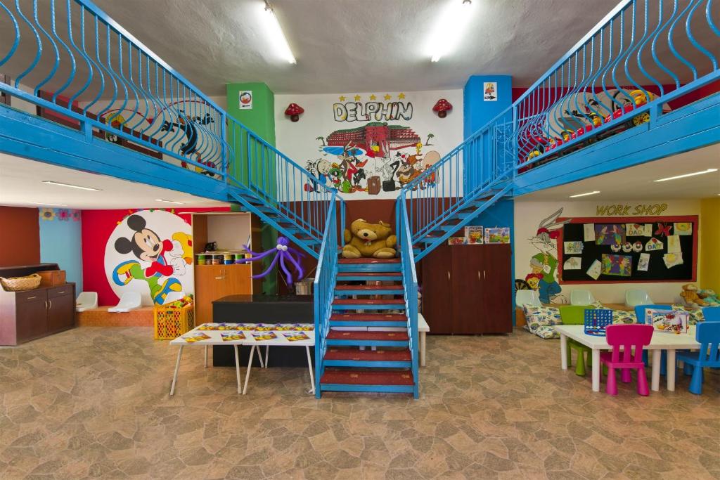 Bērnu rotaļu istaba viesnīcā Delphin Deluxe ar košām krāsām.