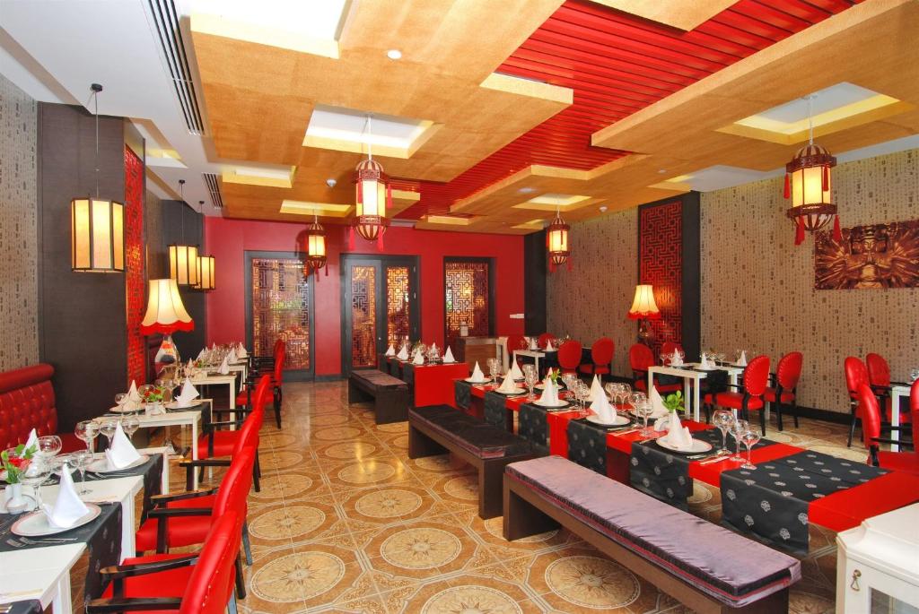 Delphin Deluxe restorāns ar elegantām sarkanām un melnām mēbelēm