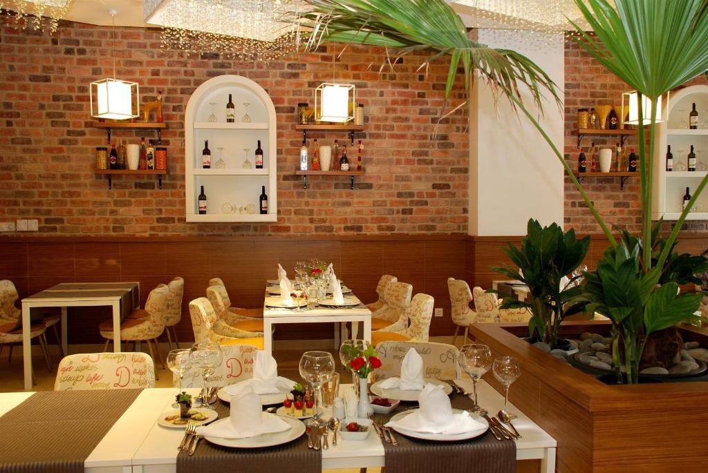 Mūsdienīgs restorāns ar elegantām galdiem, Delphin Deluxe