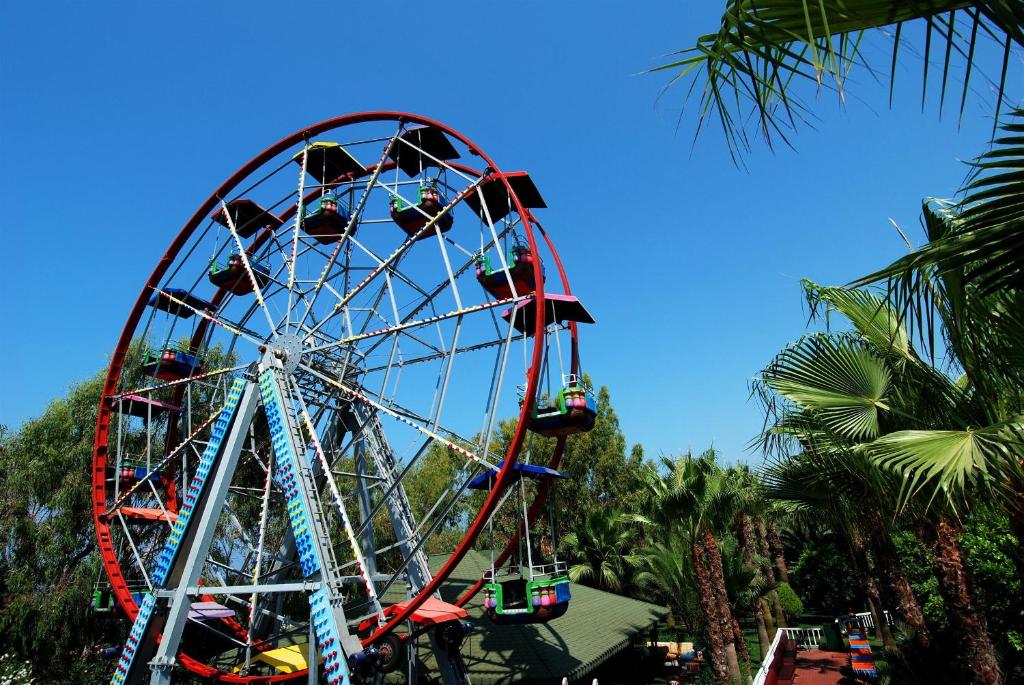 Rotaļlieta ar skatu uz zilo debesu pie Delphin Deluxe