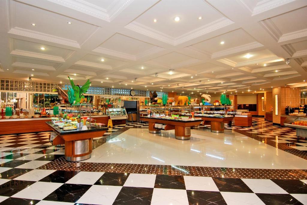 Delphin Deluxe viesnīcas bufete ar daudzveidīgu ēdienu izvēli