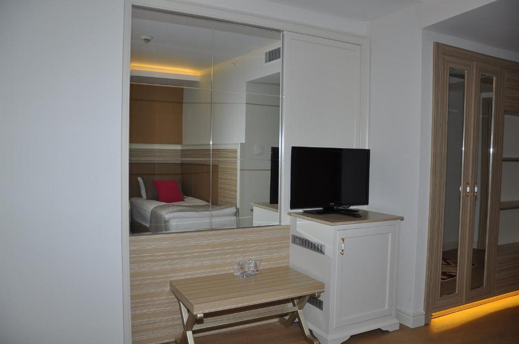 Delphin Deluxe viesnīcas numurs ar moderno interjeru un televizoru