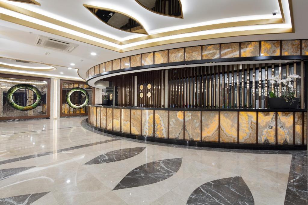 Mūsdienīgs reģistratūras dizains Saphir Hotel & Villas ar greznu akmens apdari.