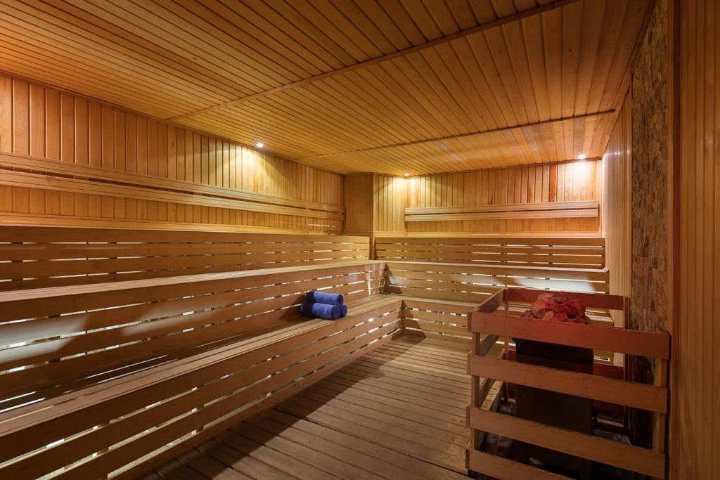 Sauna Saphir Hotel & Villas ar koka interjeru un relaksācijas telpu.