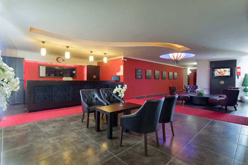 Elegantā recepcija Saphir Hotel & Villas ar modernu interjeru