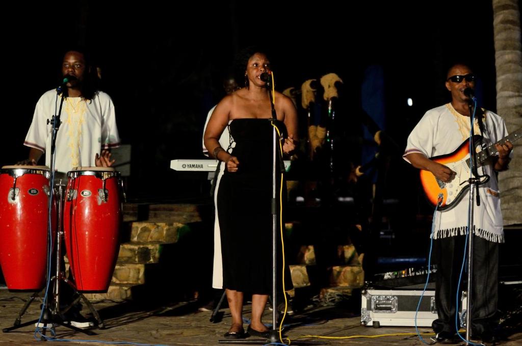 Dzīva mūzika Ocean Paradise Resort & Spa brīvdabas pasākumā.