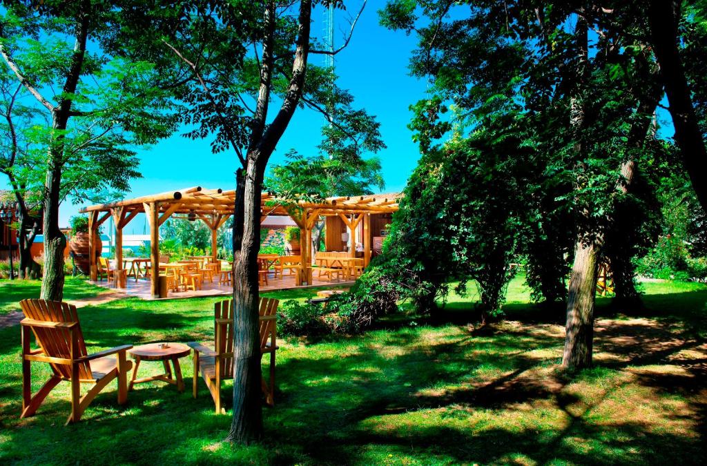 Zaļais dārzs ar koka mēbelēm Belconti Resort Hotel