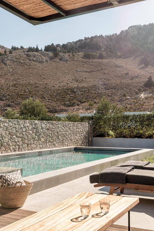 Miera vieta pie baseina Casa Cook Rhodes ar kalnu fonu