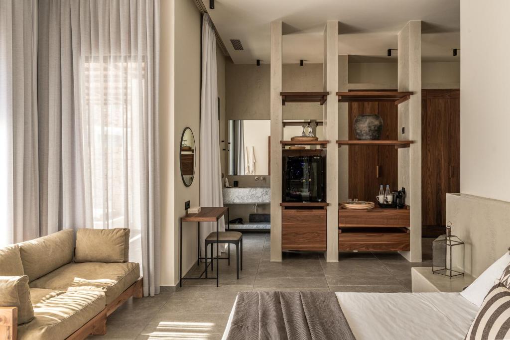 Mūsdienīgs numurs viesnīcā Casa Cook Rhodes ar ērtu atpūtas zonu.
