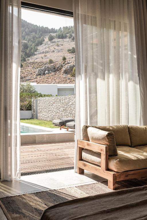Grezns numurs ar skatu uz baseinu pie Casa Cook Rhodes