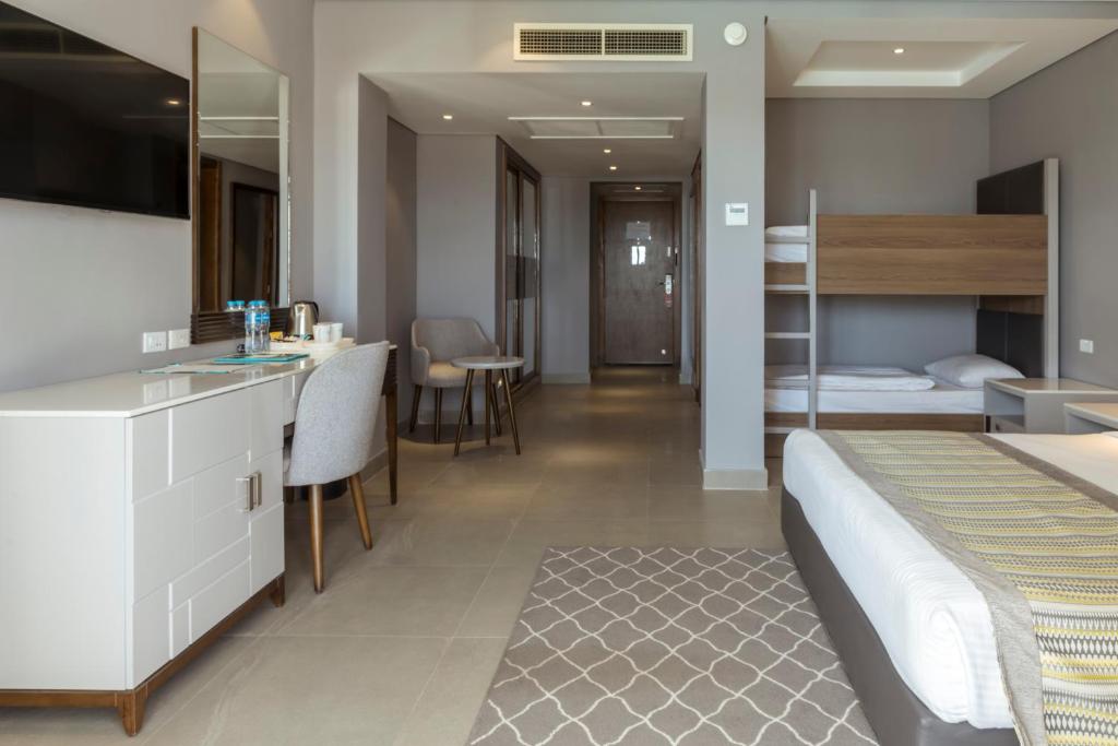 Mūsdienīgs numurs Sunrise Select Diamond Beach Resort ar bunk bed un darba zonu.