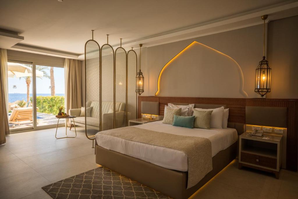 Elegants numurs Sunrise Select Diamond Beach Resort ar skatu uz jūru.