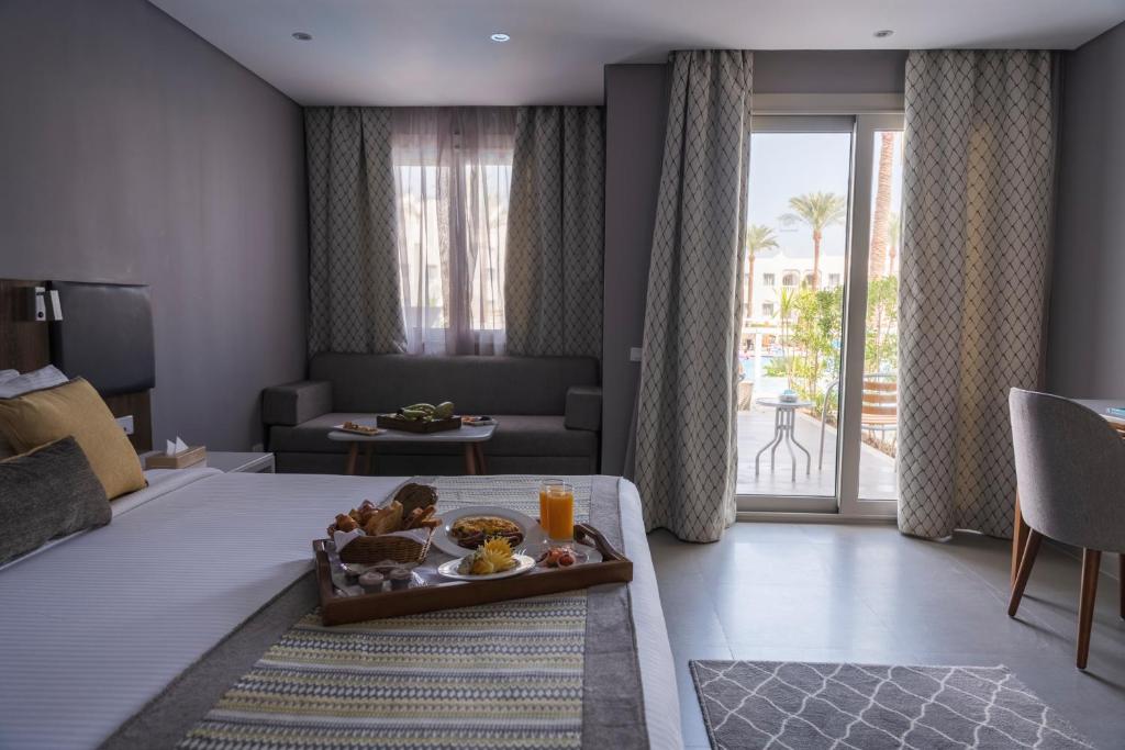 Elegants numurs Sunrise Select Diamond Beach Resort ar skatu uz baseinu.