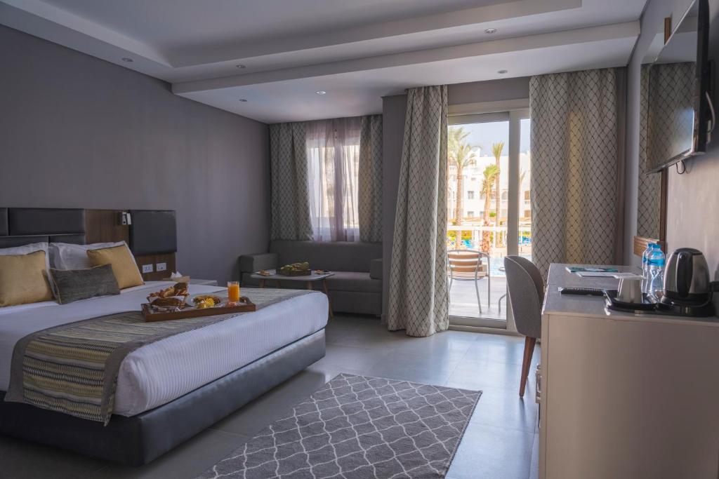 Moderns numurs Sunrise Select Diamond Beach Resort ar terasi un skatu uz baseinu.